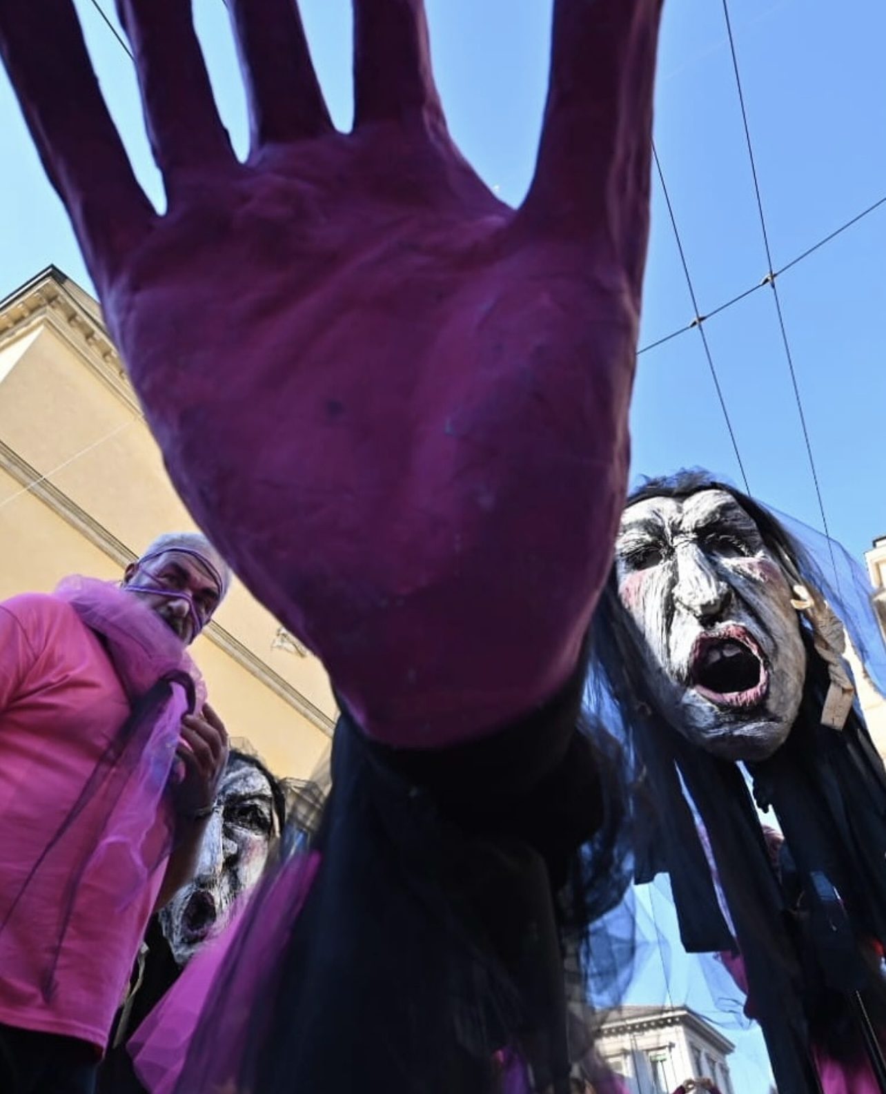 Installazione mobile con costumi e maschere operistiche