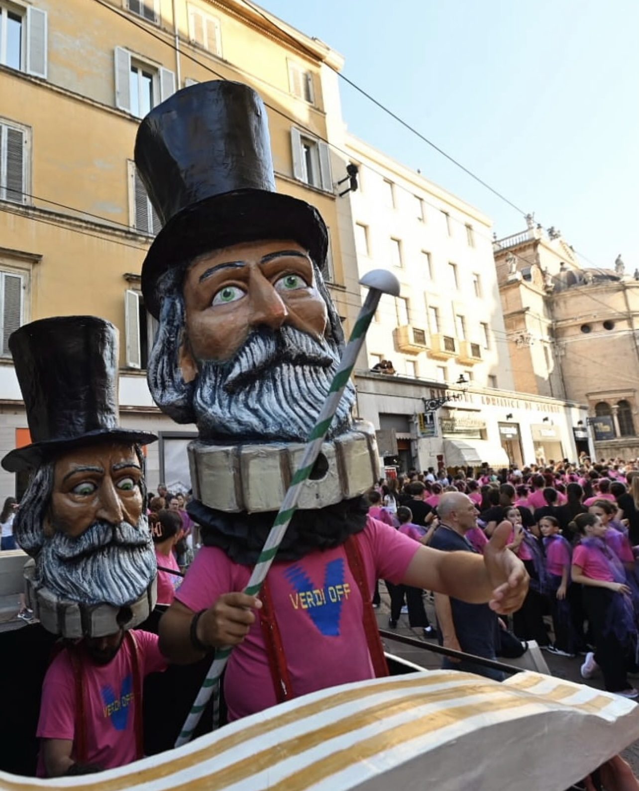 Musicisti in marcia tra le strade di Parma