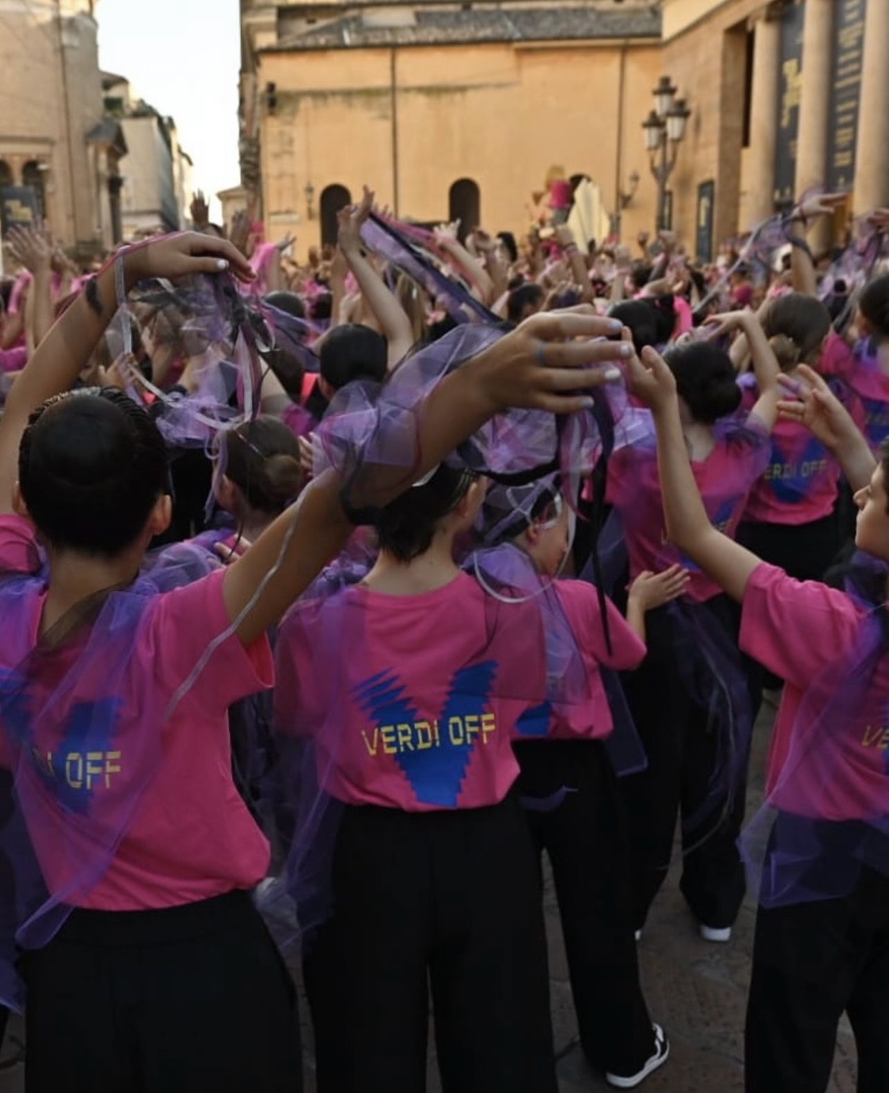 Coreografia collettiva delle scuole di danza locali