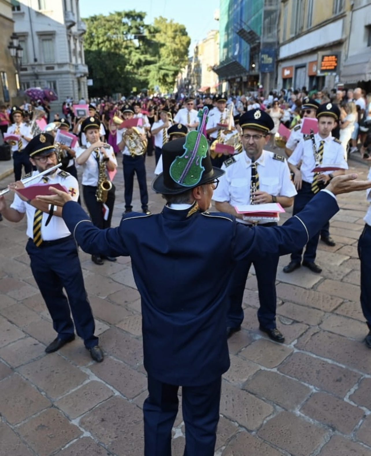 Dettaglio dei costumi ispirati a Tutto nel mondo e' burla