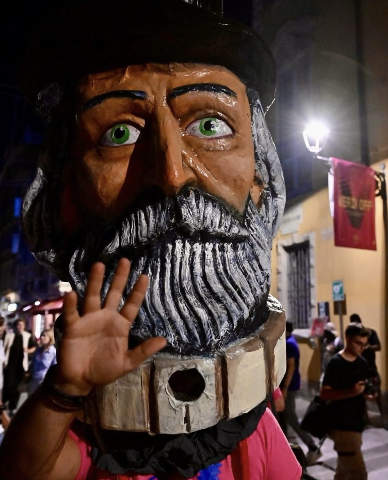 Momento di festa collettiva durante il corteo verdiano