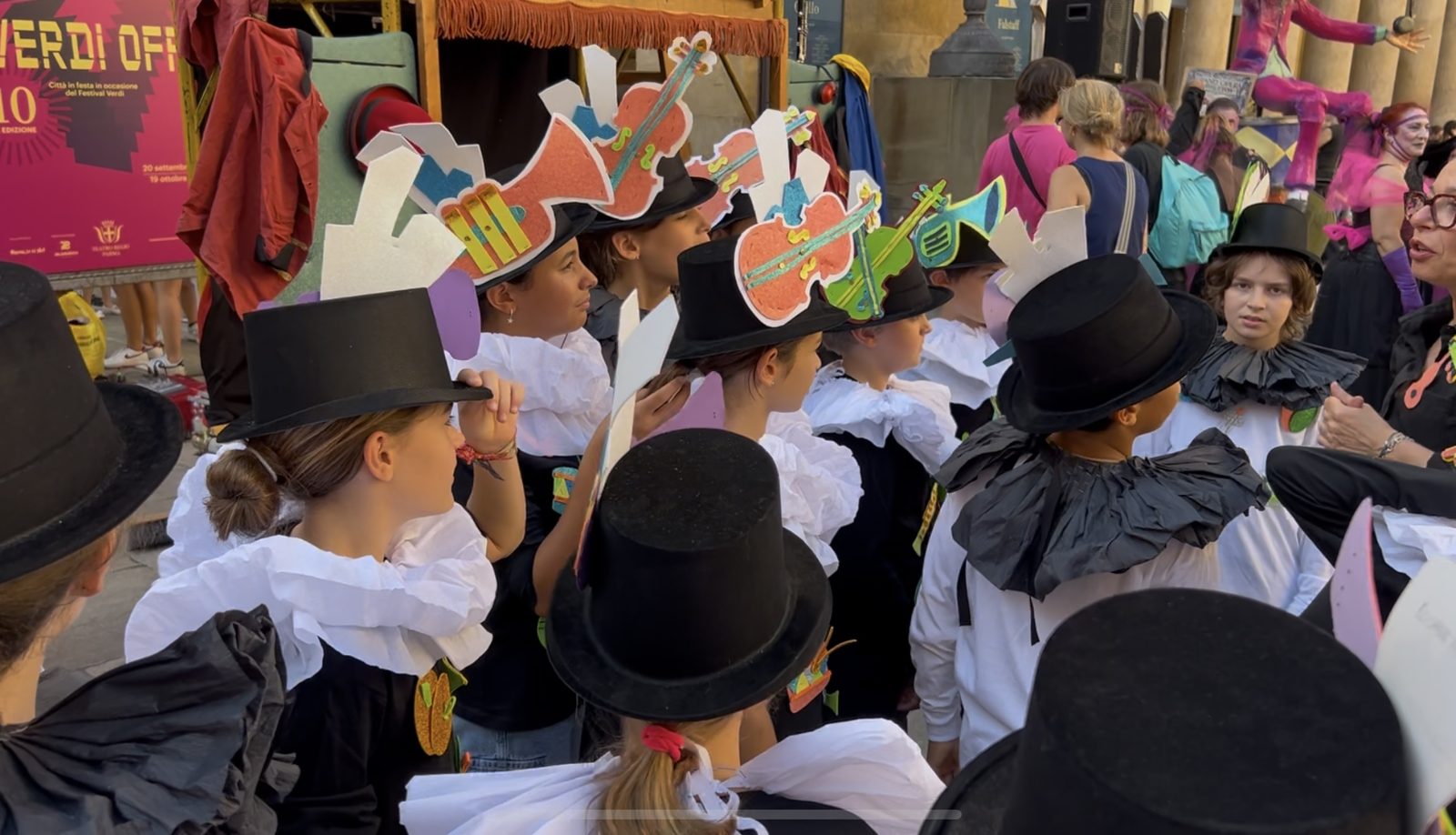 Gruppi di partecipanti con scenografie portatili colorate