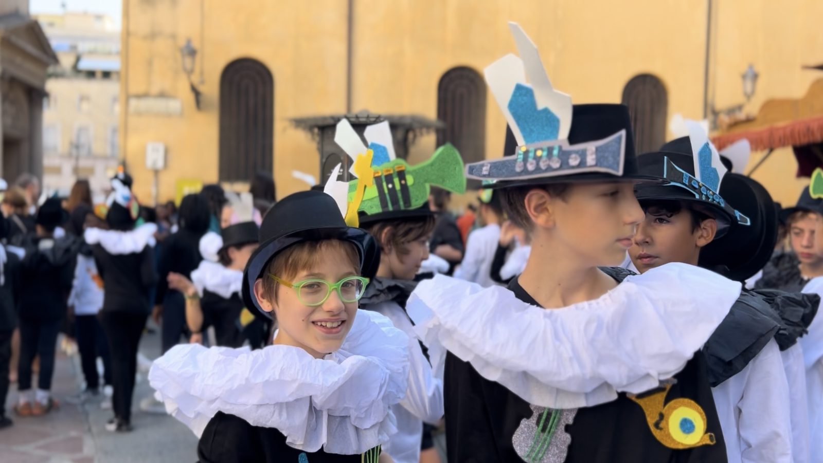 Panoramica del corteo lungo la via principale di Parma