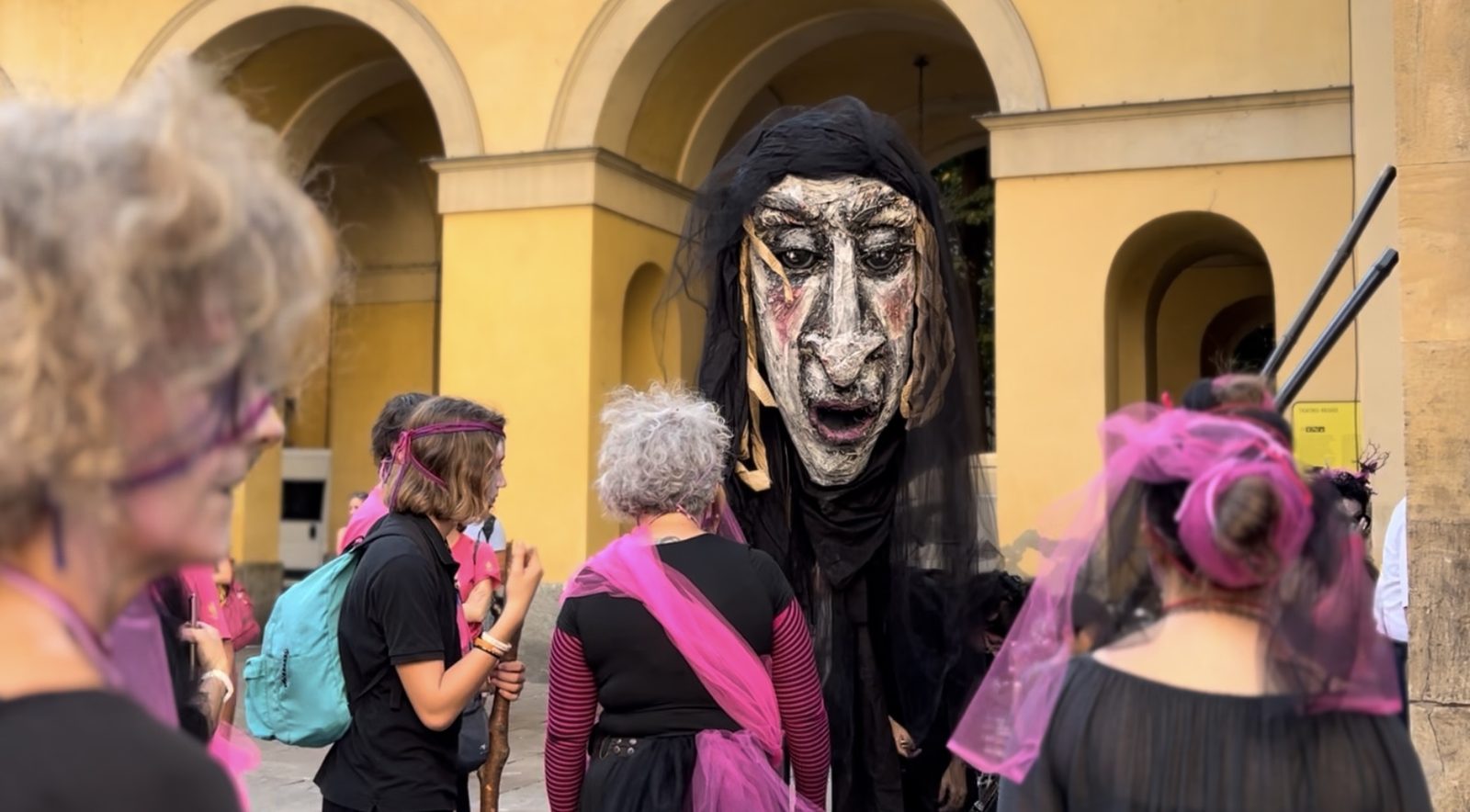 Giovani performer delle scuole locali in parata