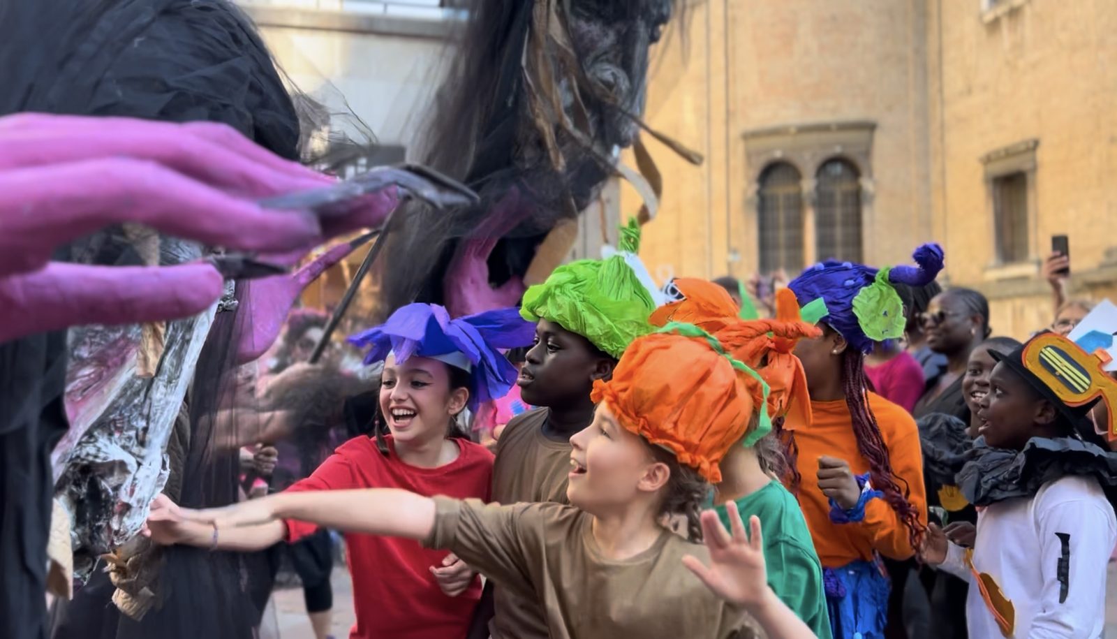 Carro allegorico con struttura scenografica in movimento
