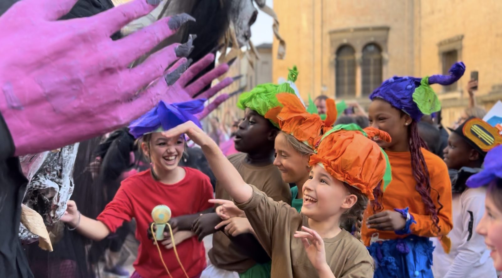 Dettaglio delle installazioni artistiche lungo il percorso