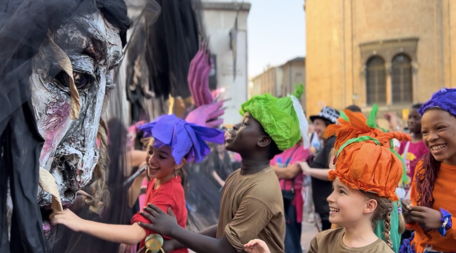 Ballerini in costumi vivaci durante la performance di strada