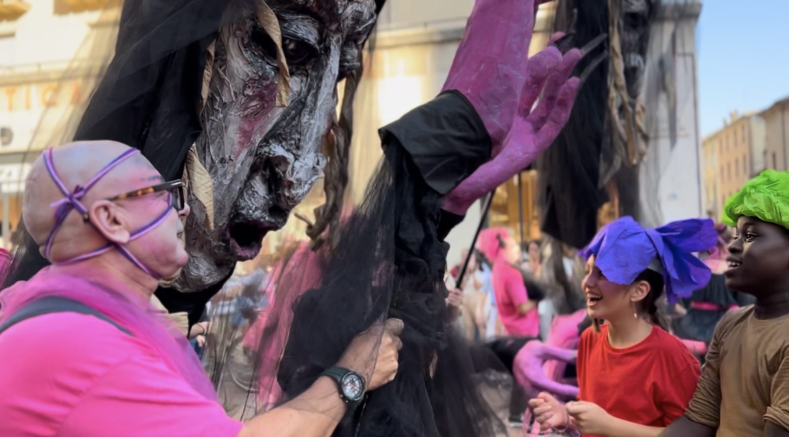 Scorcio della parata con architetture storiche di Parma