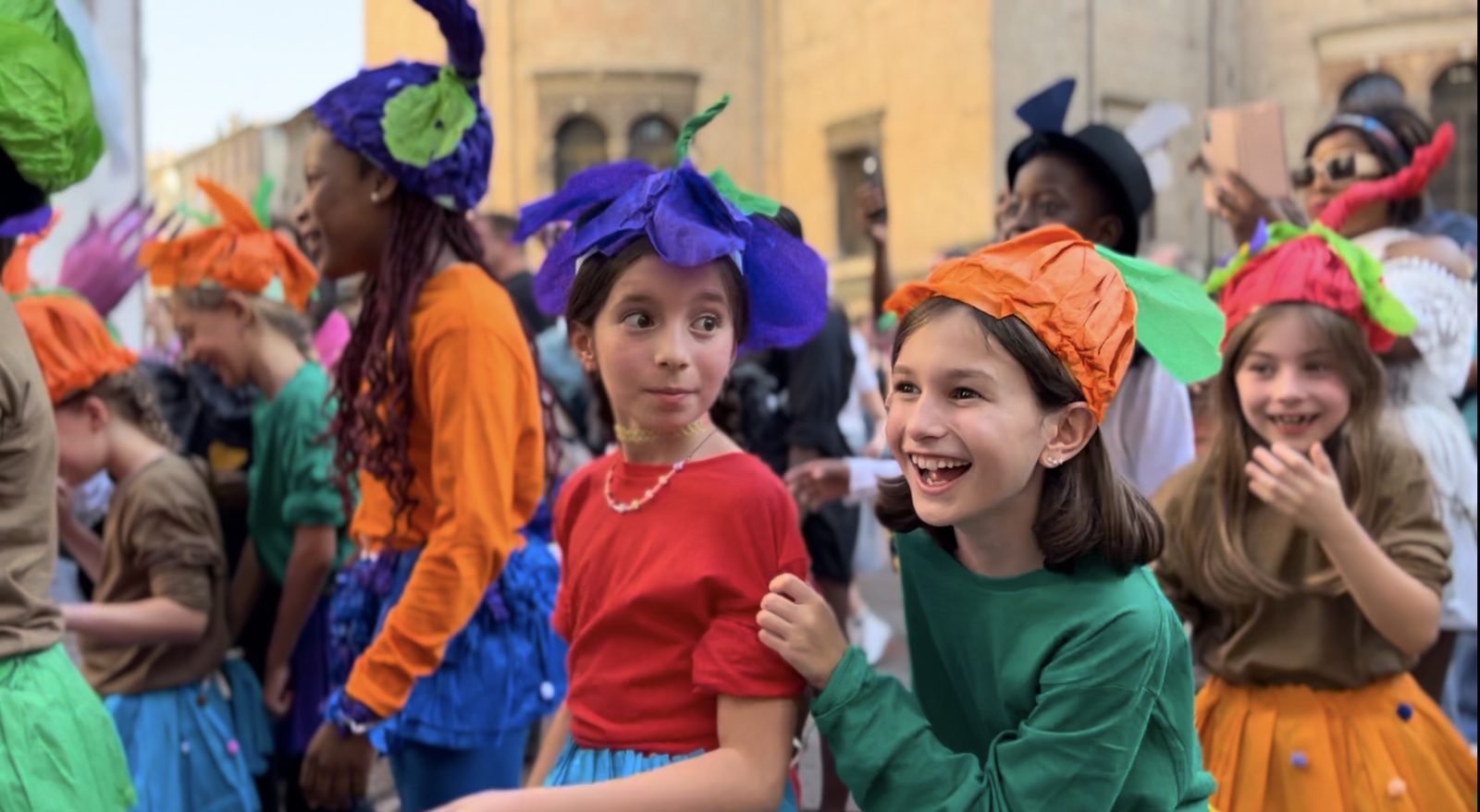 Momento di interazione tra artisti e pubblico in piazza