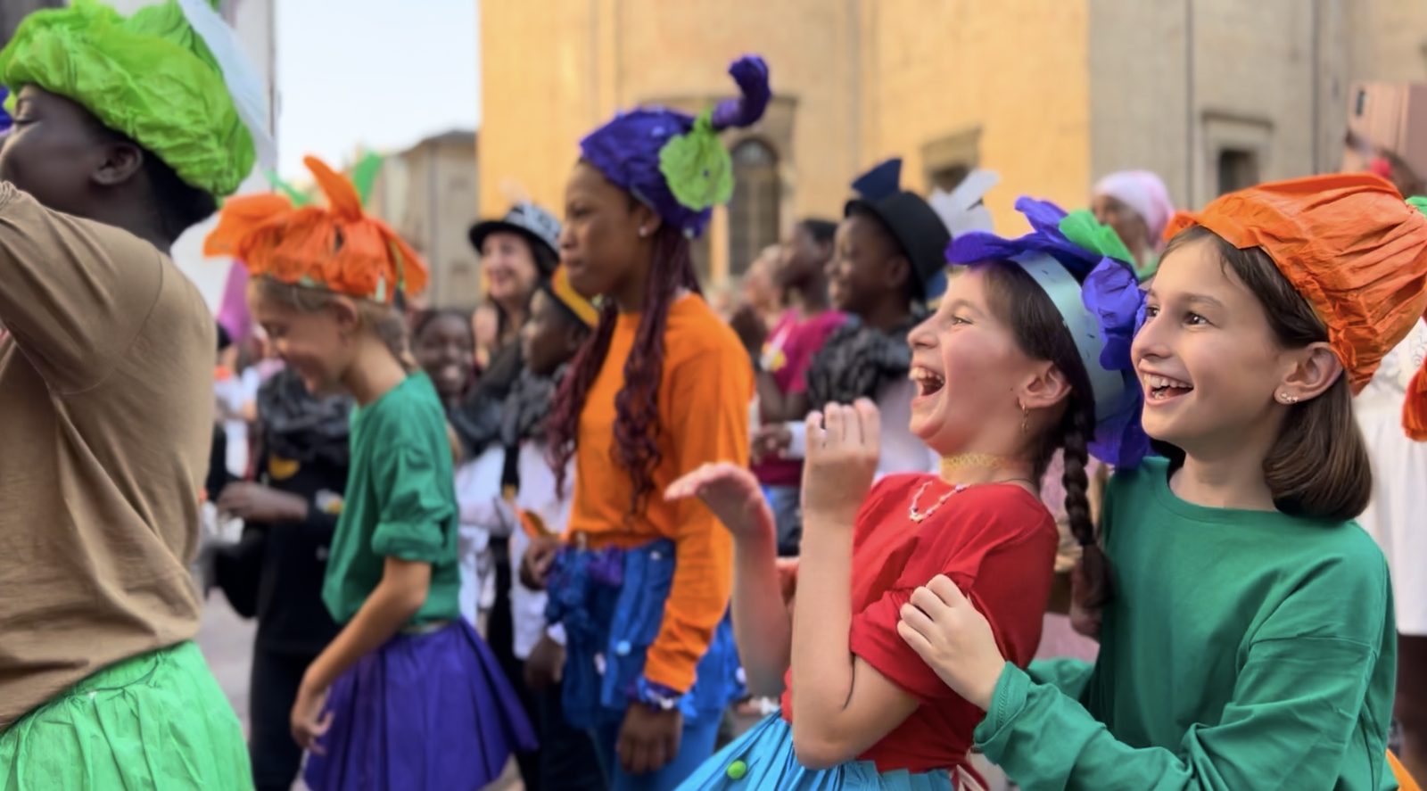 Elementi scenografici trasportati lungo le vie del centro