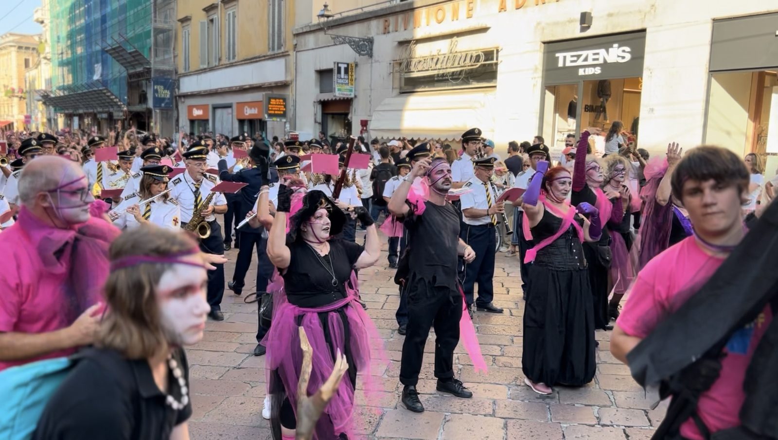 Spettacolo corale con luci e colori al tramonto