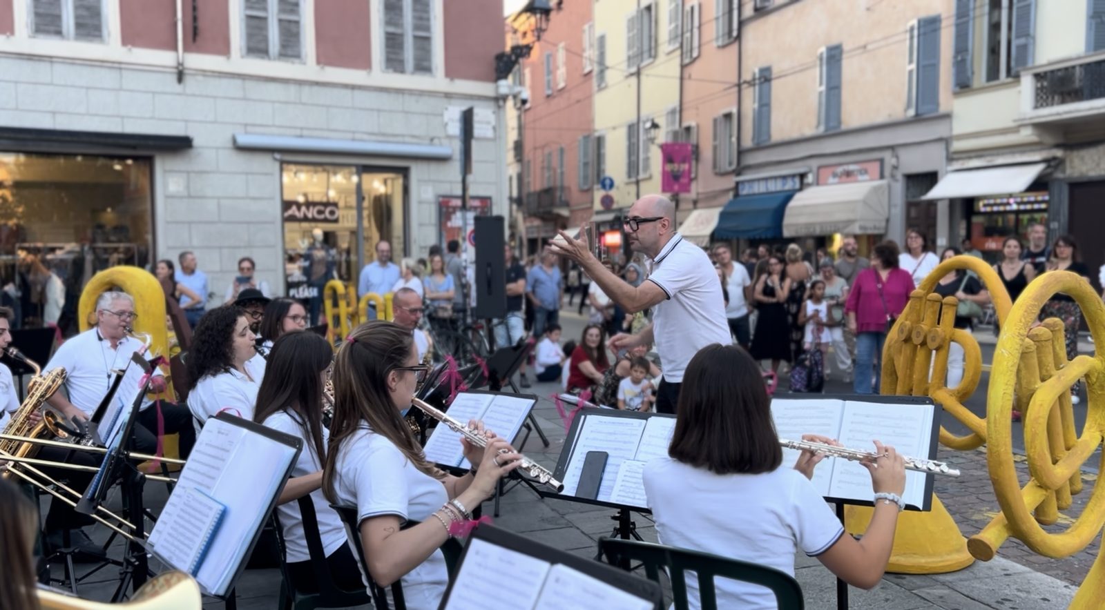 Figuranti in costume durante il gran finale della parata