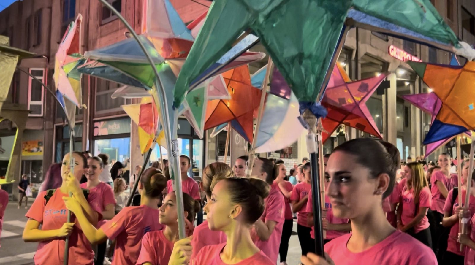 Vista dall'alto del corteo nella piazza centrale di Parma