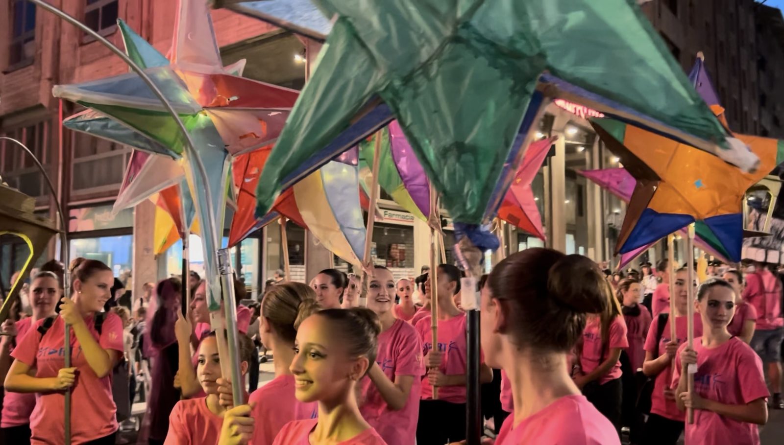 Chiusura della Verdi Street Parade con applausi del pubblico