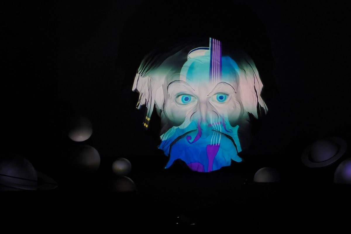 Dettaglio della proiezione sulla facciata del Teatro Regio