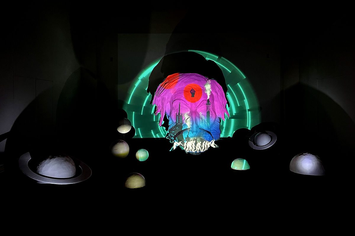 Testa gigante di Verdi in cartapesta con proiezioni