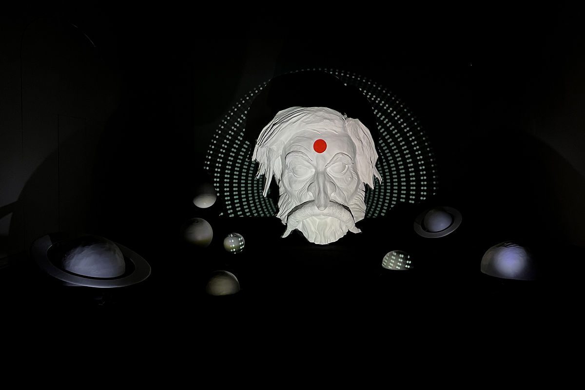 Scenografia materica e installazione multimediale