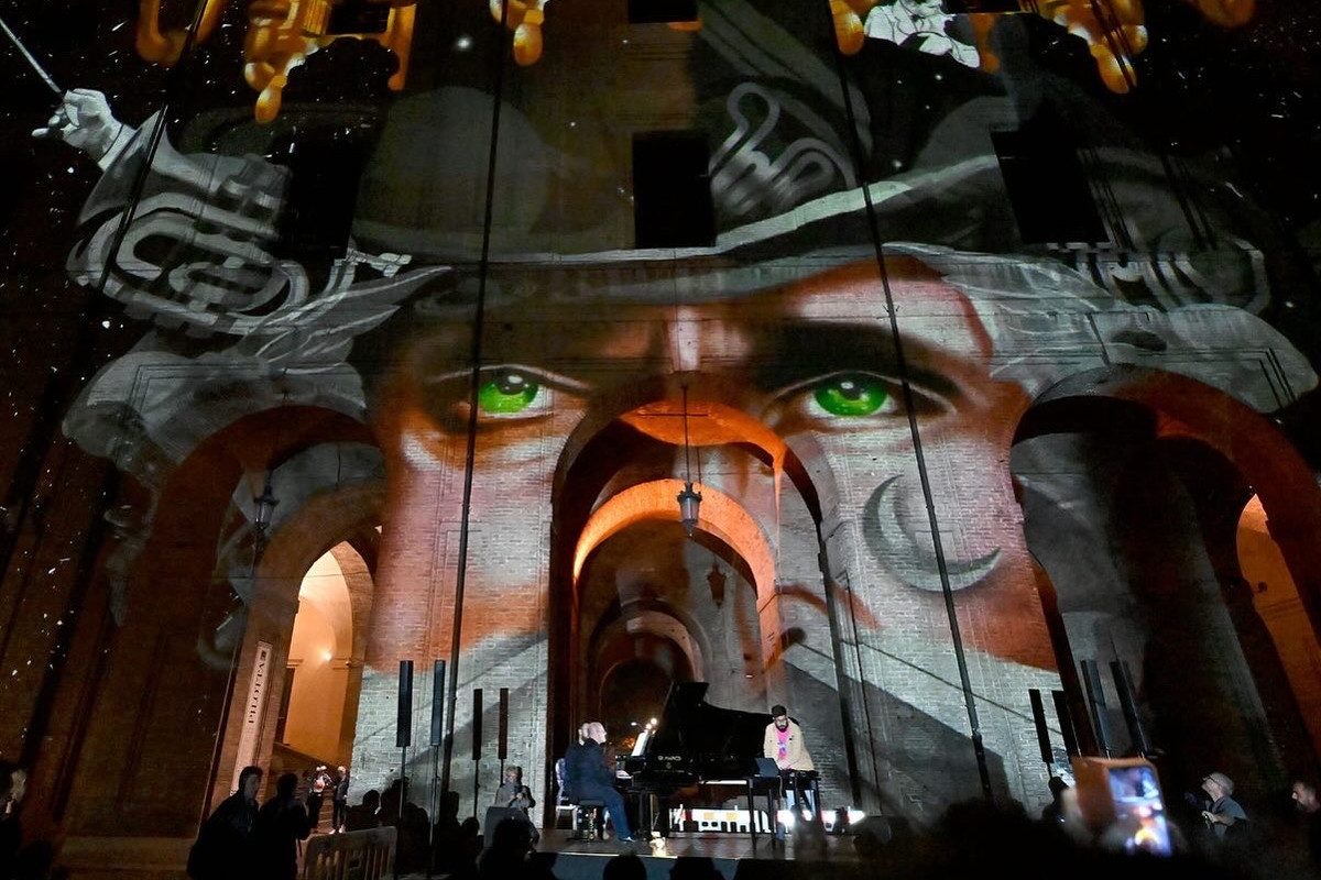 Vista panoramica dello spettacolo notturno a Parma