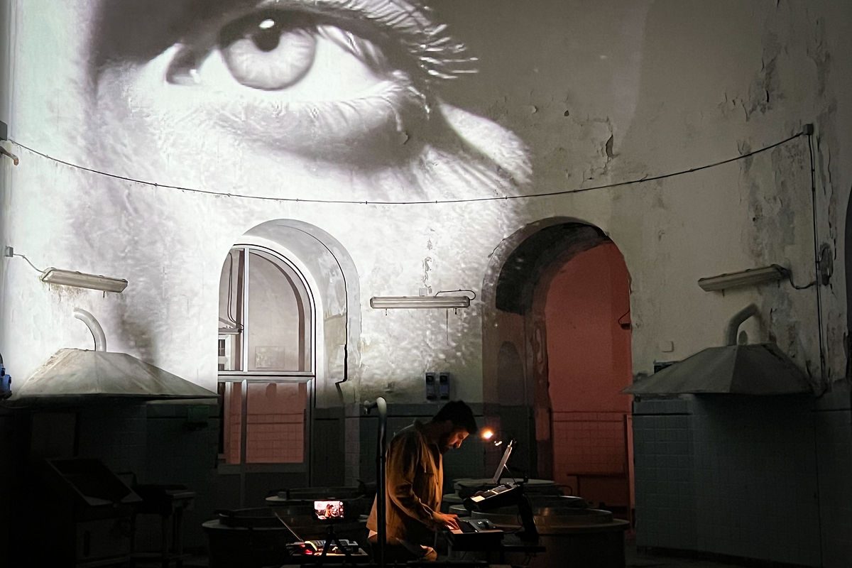 VERTIGO - proiezione video mapping durante la performance dal vivo