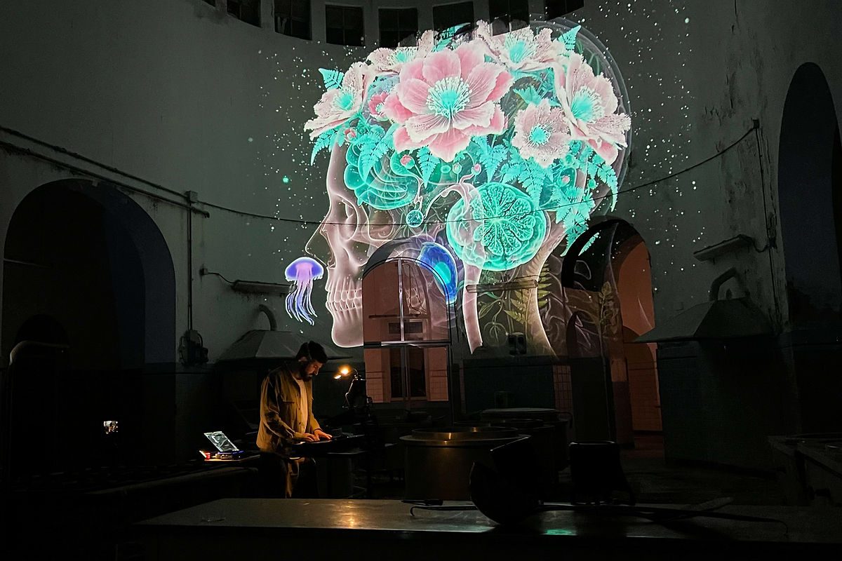 VERTIGO - disegni e animazioni originali sulla scena