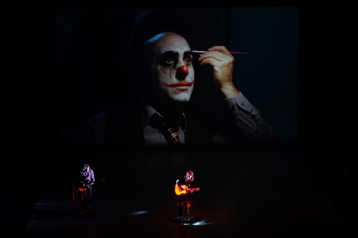 Carmen Consoli avvolta dalle proiezioni sul ciclorama