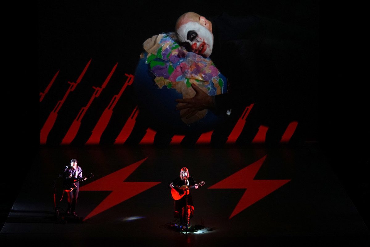 Racconto visivo verticale con immagini realistiche