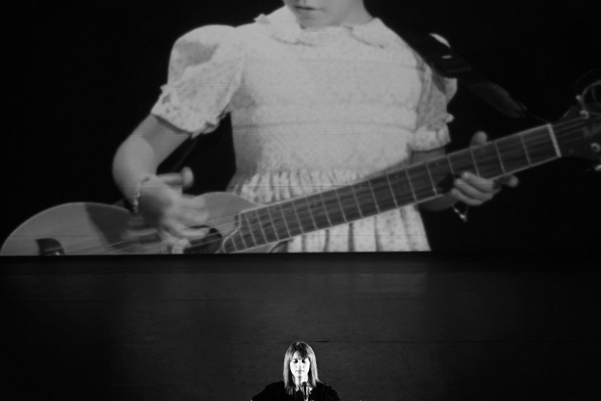 Vista panoramica della scena con luci e proiezioni