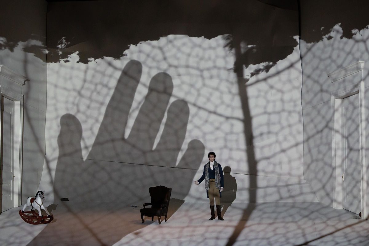 Werther - video mapping sul foglio bianco scenografico