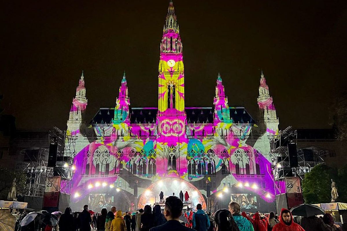 Wien Festwochen - danza e acrobazie aeree sul palcoscenico